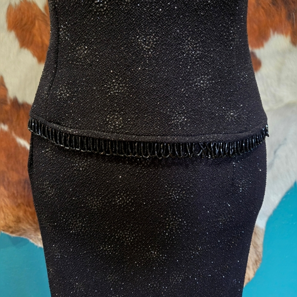 Elegant Black Sleeveless Gown - Picture 2 of 8